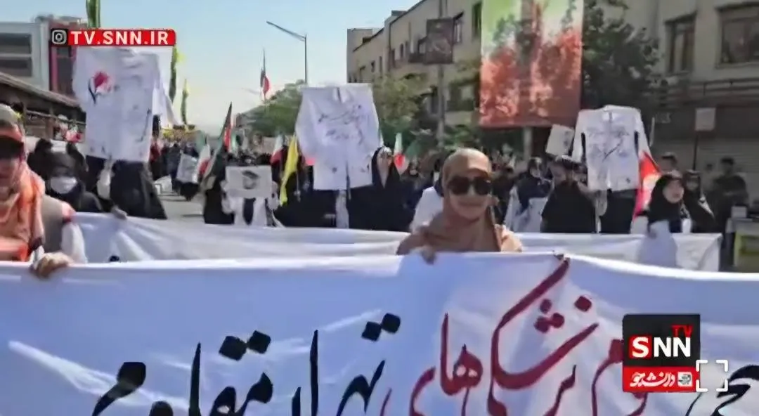 حضور دانشجویان علوم‌پزشکی با عکس‌های هم کلاسی‌های شهیدشان در رزمایش جان‌فدا + فیلم