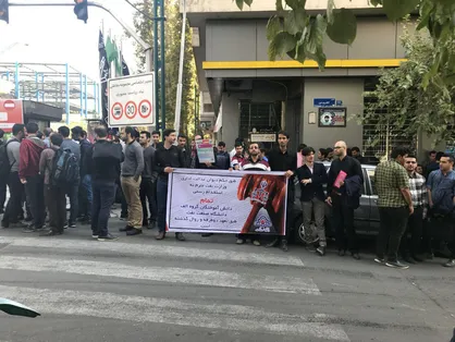 تجمع دانش&zwnj;آموختگان دانشگاه نفت در اعتراض به بدعهدی وزارت نفت مقابل نهاد ریاست جمهوری