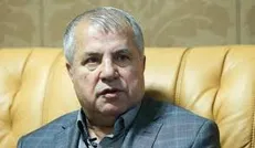 پروین جام قهرمانی را روی سکو می‌گذارد
