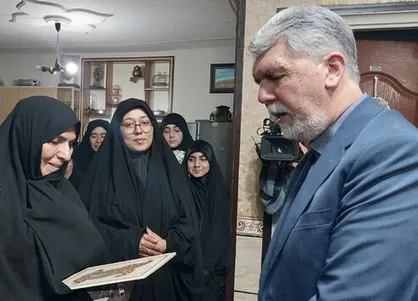 تجلیل وزیر فرهنگ و ارشاد اسلامی از خانواده شهید احد زرنگی پور در کرمان