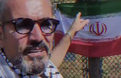 صدای رسای وطن&zwnj;پرستی؛ برافراشتن پرچم ایران در مرکز پایگاه هوایی فیرفورد در خاک انگلستان