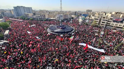 آغاز حرکت خودروی ویژه حمل پیکر رهبر شهید انقلاب اسلامی بعد از میدان انقلاب به سمت آزادی + فیلم