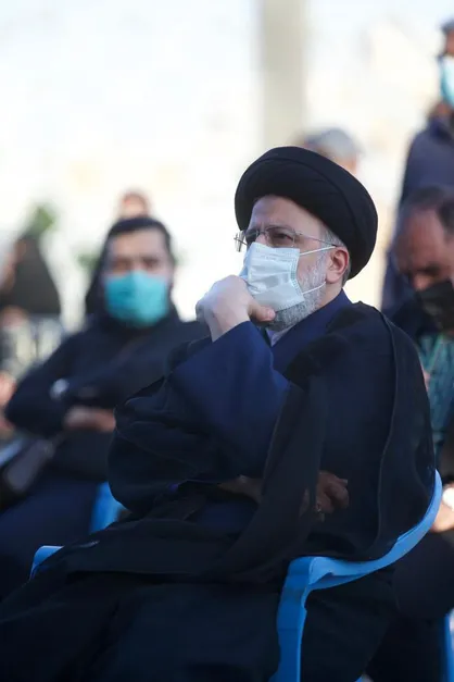رئیسی در جمع عزاداران صادق آل محمد (ص) در میدان امام حسین (ع) حضور یافت