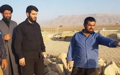فیلم/ حضور میثم مطیعی در میان زلزله&zwnj; زدگان کوهبنان