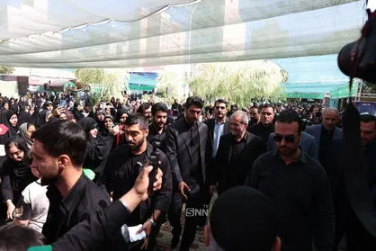 بازدید رئیس&zwnj;جمهور از موکب دخترانه حضرت نجمه خاتون