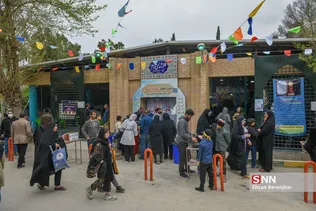 یک زوج شیرازی همزمان با فرارسیدن 22 اسفندماه، سالروز گرامیداشت مقام شهدا، آغاز زندگی مشترک خود را در جوار مزار شهدای گمنام گلزار شهدای این شهر جشن گرفتند.