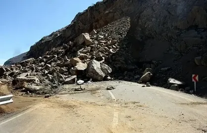 ریزش کوه آزادراه قزوین رشت را مسدود کرد