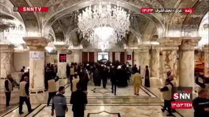 پیکر مطهر رهبر شهید انقلاب پس از اقامه نماز از حرم امیرالمومنین وارد صحن حضرت زهرا(س) شد