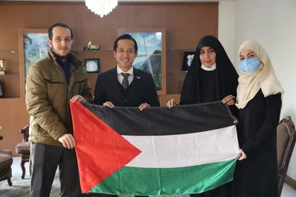 اعطای مدال قدس به نماینده دولت مالزی توسط جمعی از دانشجویان بسیجی
