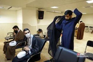 
ملبس شدن جمعی از طلاب به دست آیت الله نوری همدانی
