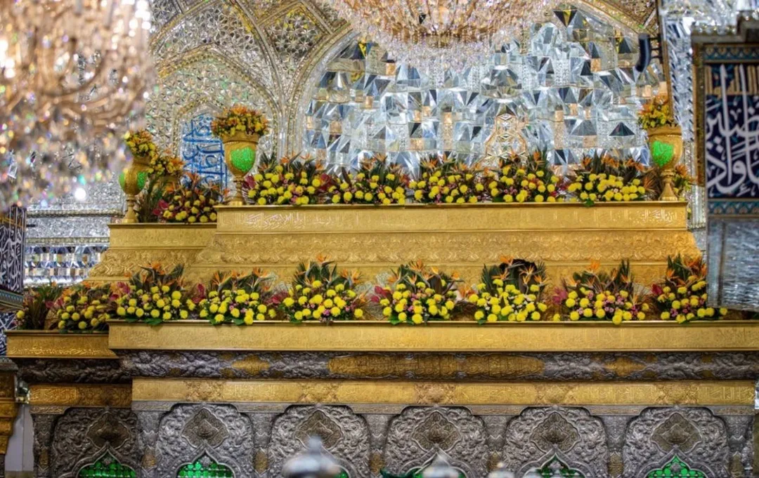 خادم حرم حسینی سید حامد می‌گوید که «ضریح امام حسین علیه‌السلام با بیش از ۱۰۰۰ شاخه گل طبیعی تزیین شده است.» در روزهای گذشته نیز پارچه‌هایی مزین به نام و القاب حضرت زینب سلام‌الله علیها نصب شده بود.

