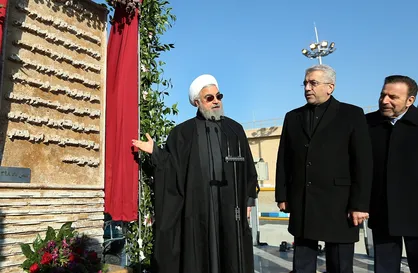 روحانی: آمریکایی&zwnj;ها فکر می&zwnj;کردند دولت حداکثر می&zwnj;تواند نان و غذای مردم را تامین کند / امیدواریم همه مردم پای صندوق بیایند