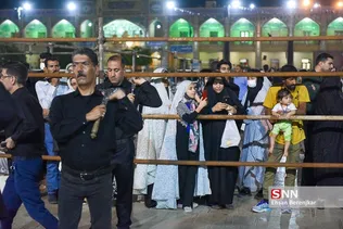 عزاداری شب چهارم محرم در حرم حضرت شاهچراغ(ع) شیراز با حضور عاشقان و دلدادگان اباعبدالله الحسین(ع) برگزار شد.