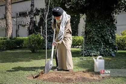 کاشت نهال توسط رهبر معظم انقلاب اسلامی