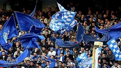 هواداران استقلال در انتظار باز شدن دربهای ورزشگاه آزادی