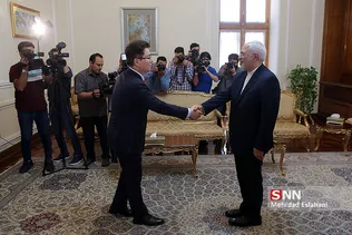 محمدجواد ظریف وزیر امور خارجه کشورمان و آقای وجانگ هیان، سفیر جدید کره جنوبی در تهران