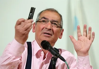صادق زیبا کلام جهت اجرای احکام صادره وارد زندان شد