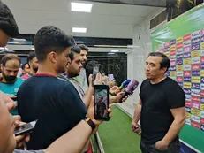 خداداد عزیزی: فحاشی به بازیکنان در ورزشگاه‌ها باید متوقف شود