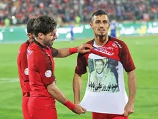دیدار مهاجم پرسپولیس با خانواده شهید علیپور
