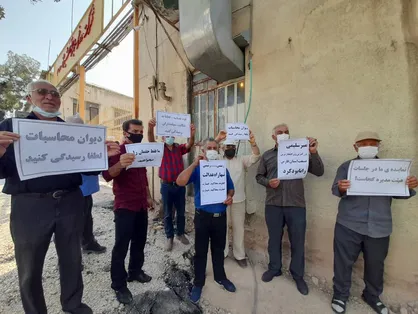جمعی از سهامداران و بازنشستگان شرکت روغن نباتی شیراز تجمع کردند