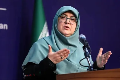 اشک های سخنگوی دولت در آغوش مادر شهیدان زین الدین + فیلم