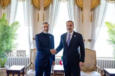 سرپرست وزارت خارجه در حاشیه نشست گروه دی۸ در استانبول با وزیر خارجه ترکیه دیدار و گفت‌وگو کرد + فیلم