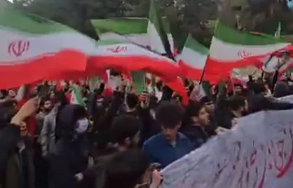 همخوانی سرود &laquo;پاینده ایران&raquo; توسط دانشجویان دانشگاه شهید بهشتی