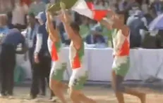 دور افتخار ملی پوشان کبدی ایران با پرچم ایران پس از قهرمانی در مسابقاتَ