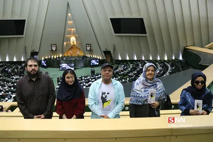 حضور قربانیان حوادث اسیدپاشی در مجلس