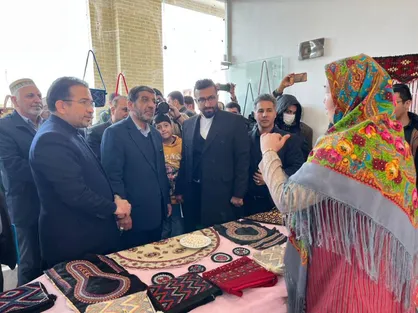 وزیر میراث فرهنگی بزرگ&zwnj;ترین بازارچه صنایع&zwnj;دستی شمال کشور را در آق قلا افتتاح کرد