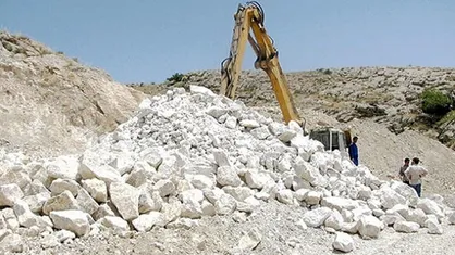 کشف ۲۰ تن سنگ سیلیس قاچاق در همدان