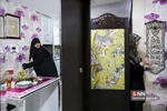خانم کاظمی در پایان مراسم روضه خانگی اش، شامی که تدارک دیده را به میهمانان محدودی که دعوت کرده، تحویل می دهد.