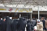 تجمع دانشجویان کرمانشاهی در فرودگاه شهید اشرفی