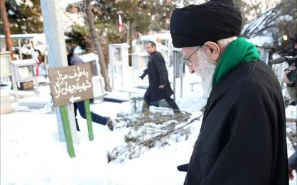 فیلم/ حضور رهبر معظم انقلاب در مرقد امام خمینی(ره) و گلزار شهدا