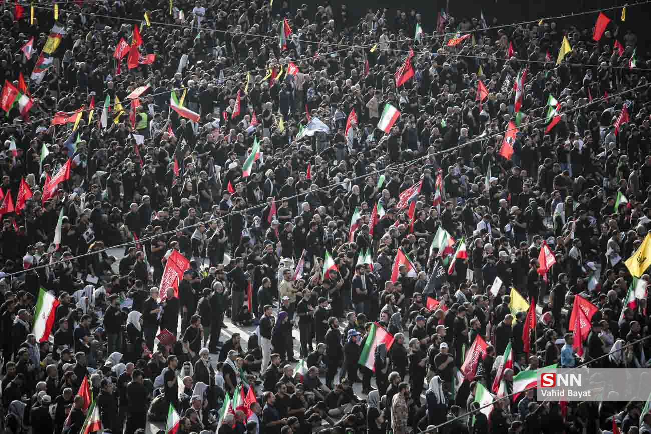 قیامِ دریا بر دوشِ پایتخت؛ روایتی از نخستین صبحِ وداع با رهبر شهید در مصلی تهران / «گر میسر نیست ما را کام او، عشقبازی میکنم با نام او» قیامِ دریا بر دوشِ پایتخت؛ روایتی از نخستین صبحِ وداع با رهبر شهید در مصلی تهران / «گر میسر نیست ما را کام او، عشقبازی میکنم با نام او»