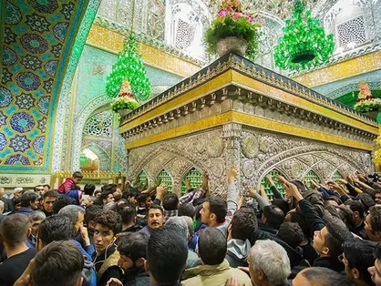 طنین دعای زائران حرم امام علی (ع) برای رهبر معظم انقلاب