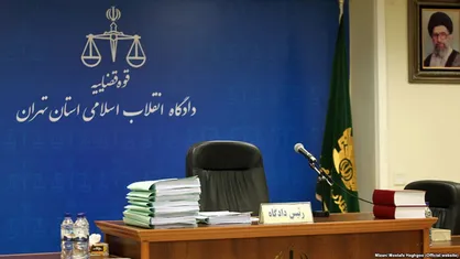 حضور تعدادی از متهمان پرونده&zwnj;های اخلال ارزی و موبایل در دادگاه انقلاب