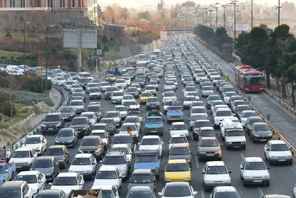 ترافیک در معابر و بزرگراه های شهر تهران سنگین است