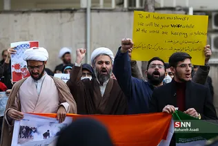 تجمع دانشجویان و طلاب در مقابل سفارت هندوستان