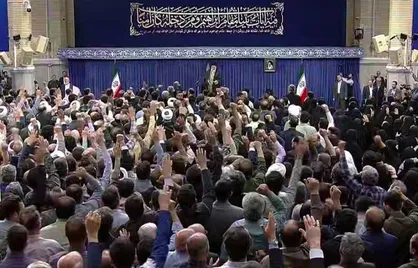 نوای زیبای لبیک حجاج بیت&zwnj;الله&zwnj;الحرام در حسینیه امام خمینی در ابتدای دیدار کارگزاران حج با رهبر انقلاب