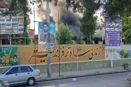 آتش&zwnj;سوزی در انبار تجهیزات بیمارستان شهدای عشایر خرم&zwnj;آباد بر اثر اتصال برق / آتش&zwnj;نشانان در حال اطفای حریق