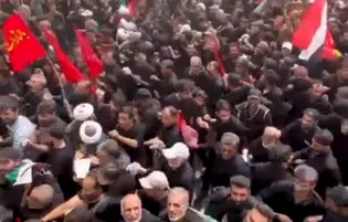 صبح امروز؛ شعار «لبیک یا حسین علیه‌السلام» مردم عزادار قم در کنار خودروی حامل پیکر مطهر رهبر شهید انقلاب اسلامی