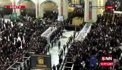 ورود خادمان امام رضا علیه السلام به حرم مطهر رضوی برای برگزاری مراسم شام غریبان امام رئوف