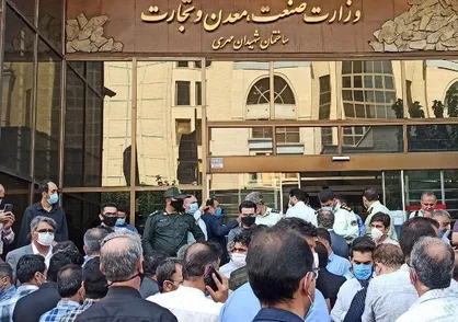 تجمع صنفی مقابل وزارت صمت در اعتراض به گرانی مرغ و تخم مرغ