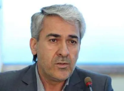 بسیج دانشجویی آزاد شیراز یک دست لباس کهنه و کارتن به رئیس سازمان بهزیستی فارس اهدا کرد
