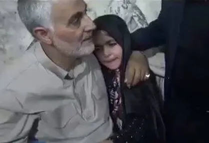 فیلم/ لحظات دلجویی حاج&zwnj; قاسم سلیمانی از فرزند شهید مدافع حرم، حامد بافنده