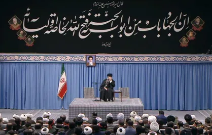 معنی حدیث نصب شده در حسینیه امام در دیدار مردم قم با رهبری