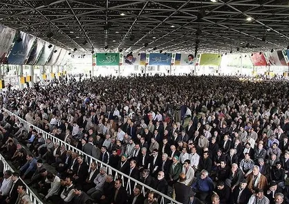 پاسخ قاطع نمازگزاران نماز جمعه به فحاشی یک فرد علیه حسن روحانی