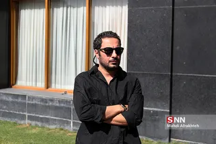 نوید محمدزاده در مراسم تشییع پیکر مرحوم عزت الله انتظامی
