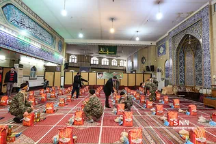 تهیه بسته مواد غذایی و جهیزیه در مسجد روحانی